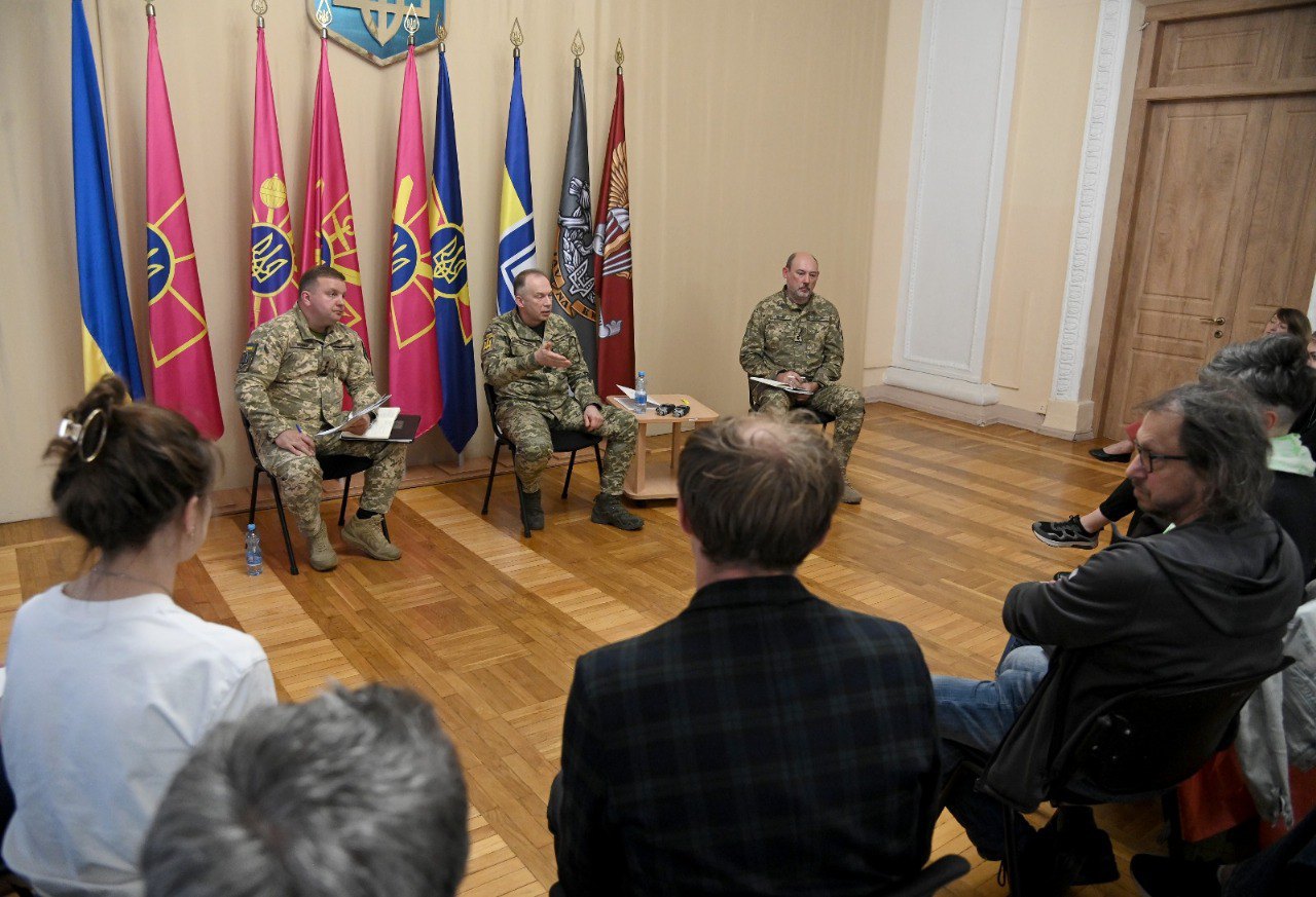 Oleksandr Syrskyy (center) during a press conference