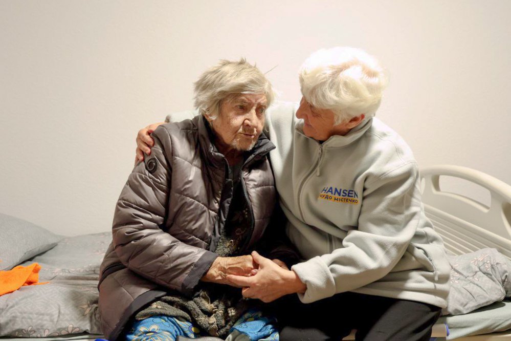 Mrs. Tetyana from the Svitle village (left) in the shelter.