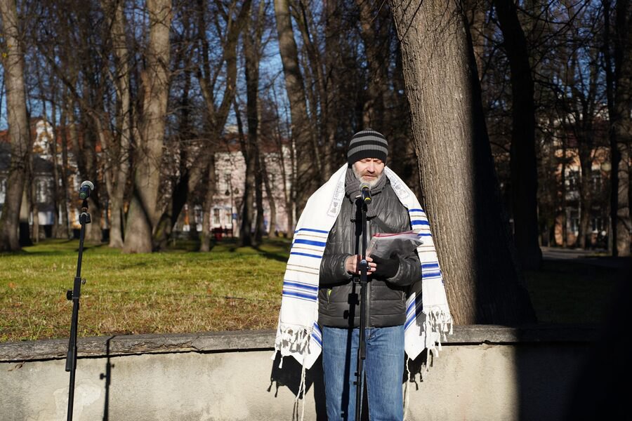 A rabbi from Kharkiv reads a Kaddish, a memorial prayer