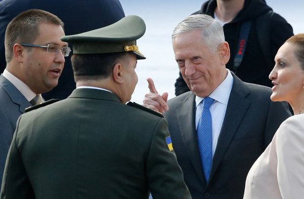 US Defence Secretary James Mattis and Ukrainian Defence Minister Stepan Poltorak during the Independence Day parade in
Kyiv on 24 August 2017