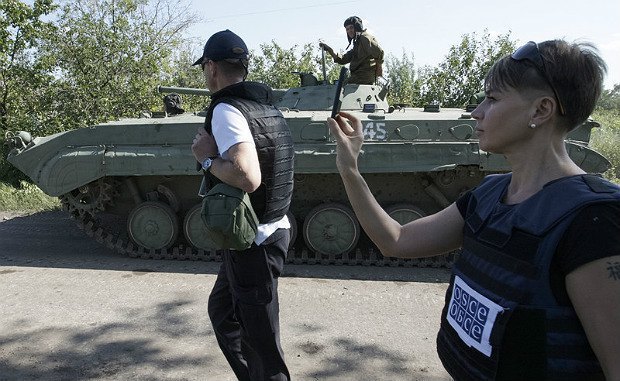 OSCE representatives record the movement of militants on armoured vehicles, the village of Novolaspa, Donetsk Region, 19
July 2015