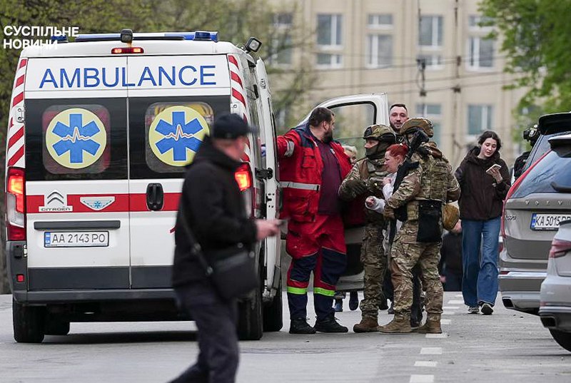 Doctors are helping the injured woman.
