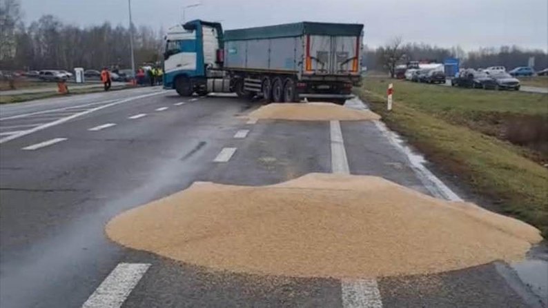 The road in front of the Dorohusk-Yahodin checkpoint, where Polish farms poured grain from Ukrainian trucks, 11 February, 2024