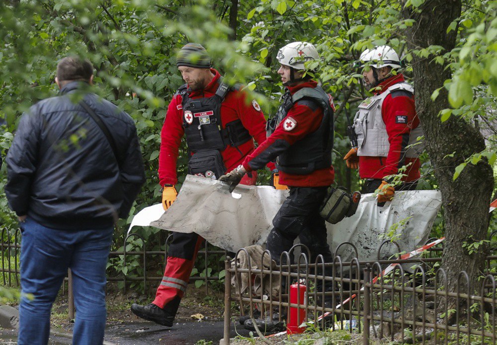 Rescue workers work at the site of the shelling of Kyiv, 7 April