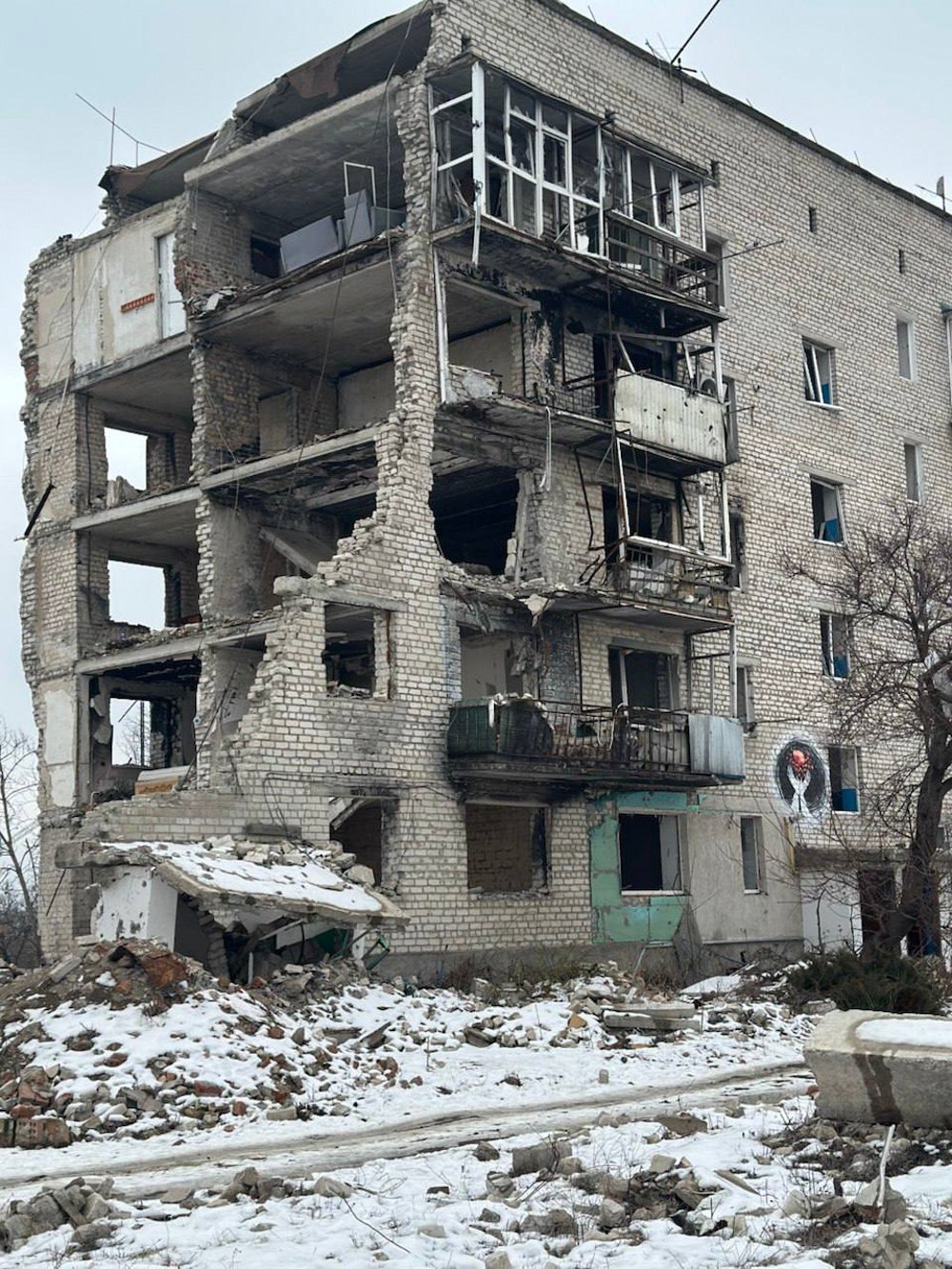 The residential building in Izyum after the shelling, Pershotravneva Street