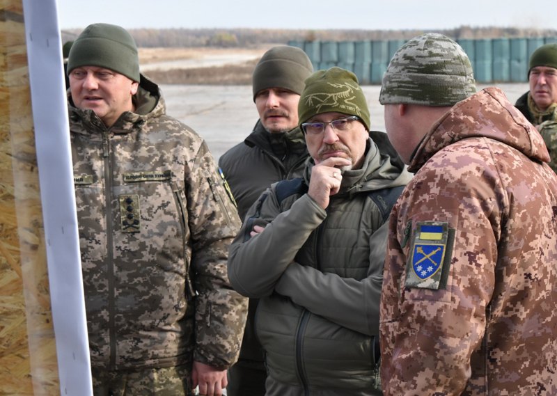 Defense Minister Oleksiy Reznikov (centre) and Armed Forces Commander in Chief Valeriy Zaluzhnyi