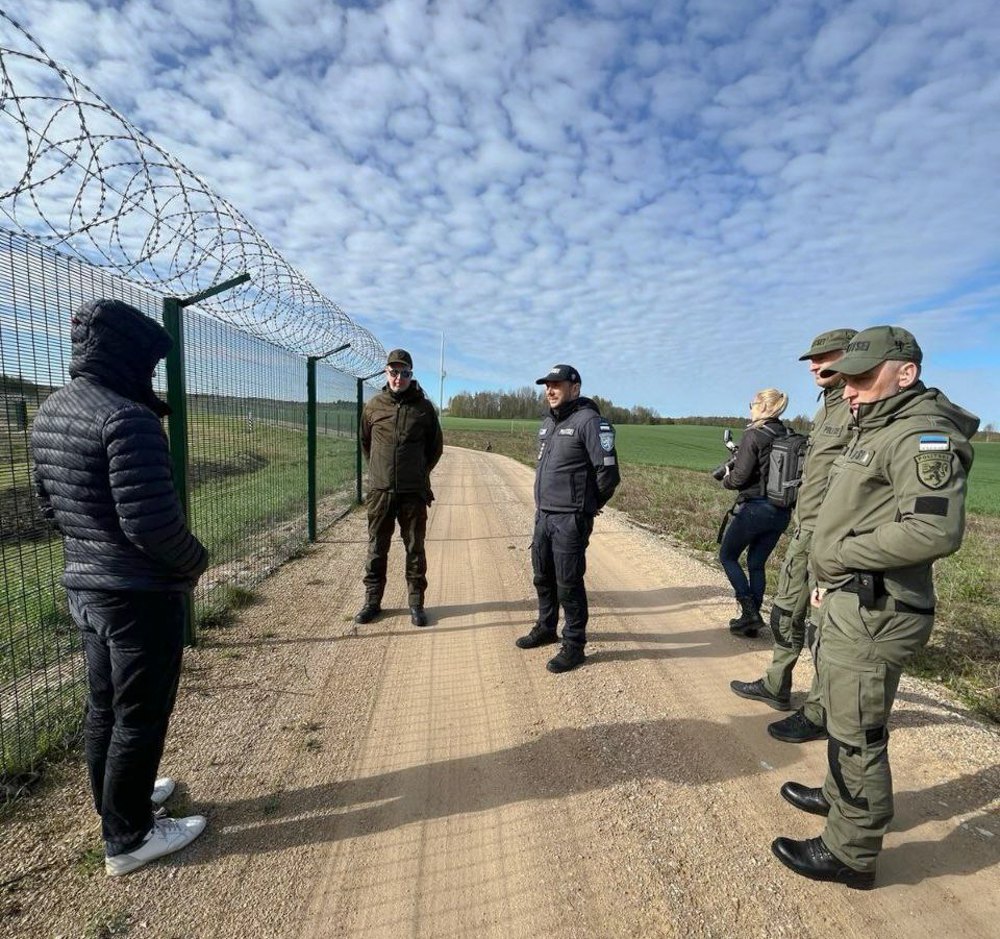 Igor Taro during a visit to the Russian border together with the police chief and border guards.