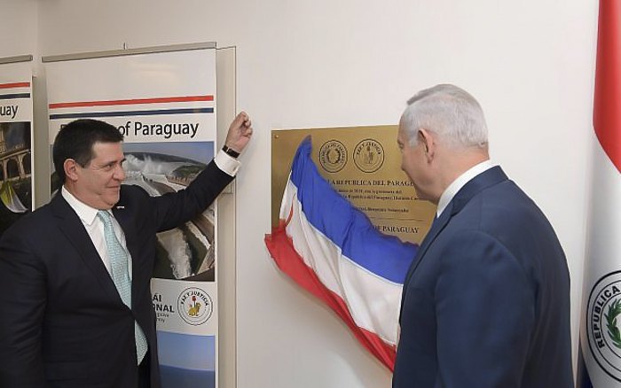 Paraguayan President Horacio Cartes and Israeli Prime Minister Benjamin Netanyahu open a new embassy
of Paraguay in Jerusalem on 21 May 2018