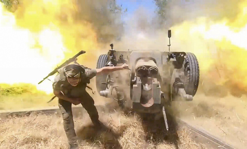 Russians are firing from a 122 mm D-30 howitzer