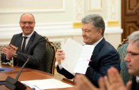 Poroshenko signs law on state language