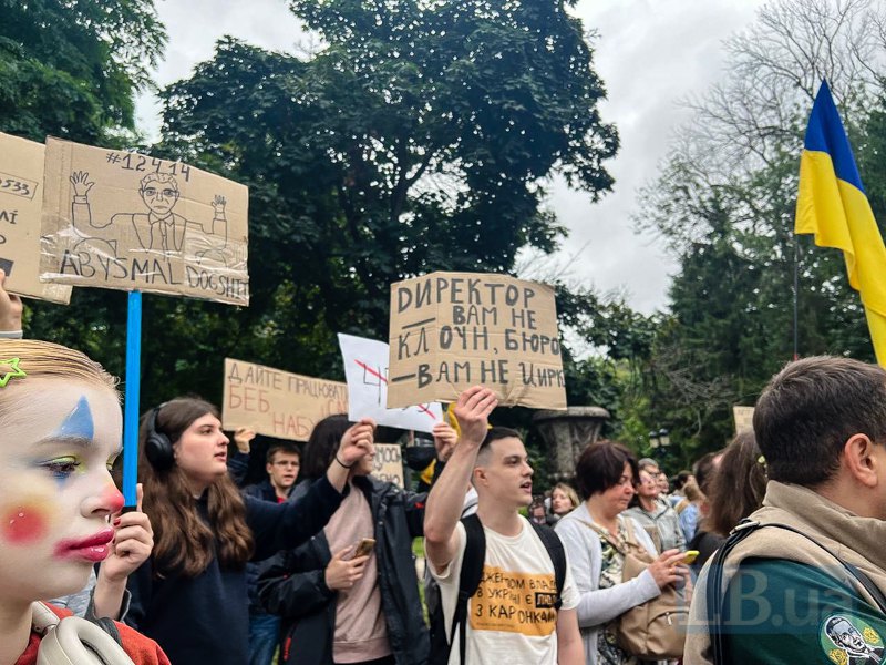 A demonstration outside the Verkhovna Rada on the eve of the vote on draft law No. 13533, submitted by the President, aimed at restoring the independence of Ukraine’s anti-corruption bodies.