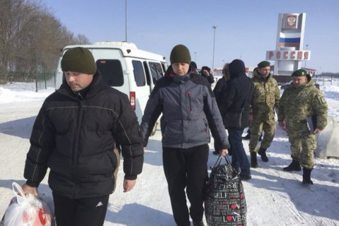 Two border guards held in Russia return to Ukraine