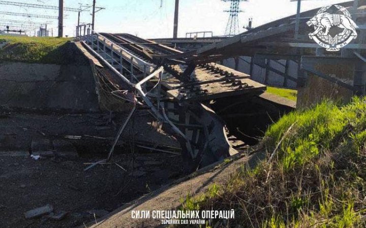 Ukrainian military blew up a bridge used by occupiers to supply weapons and fuel from Crimea