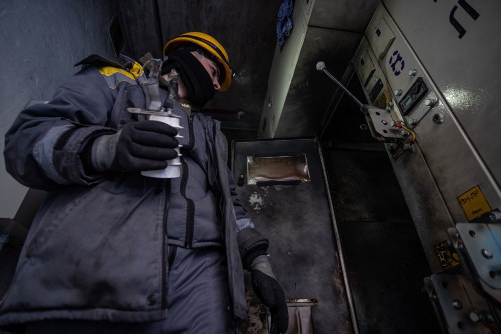 DTEK employees carry out repair work at the electrical substation in Kyiv, 21 January, 2026.