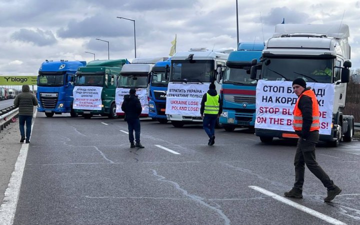 Ukrainian carriers start protest on border with Poland