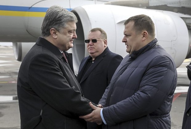 Petro Poroshenko and Borys Filatov during a meeting at Dnipro airport