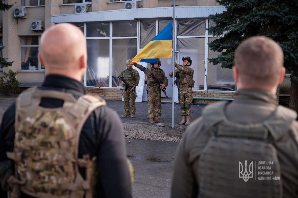  Raising the Ukrainian flag in de-occupied Lyman