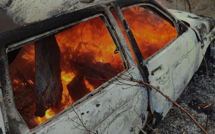 Two people burned in car near Beryslav by Russian drone strike