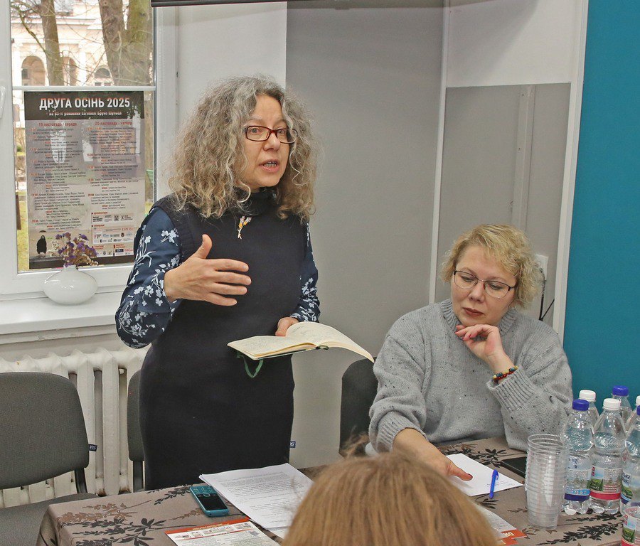Polish poet Katarzyna Kuczyńska-Koschany delivers an oral essay, next to the co-organiser of the festival Vera Meniok