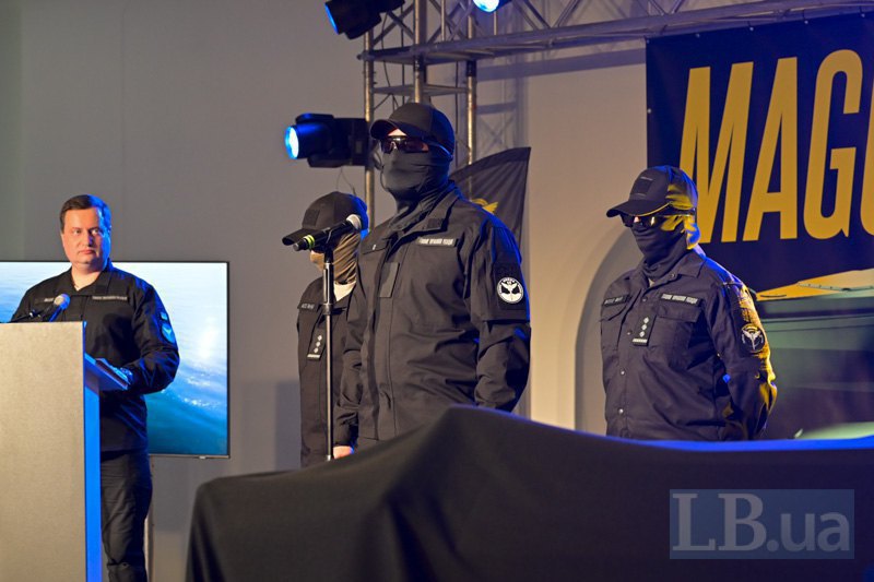 Thirteen with his team