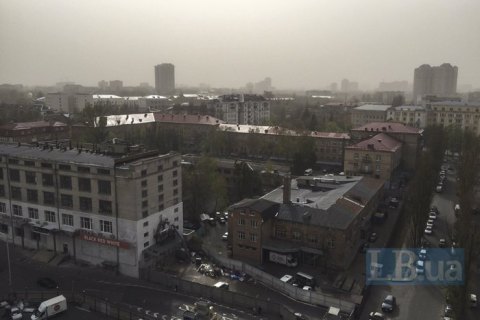 Kyiv braces for dust storm