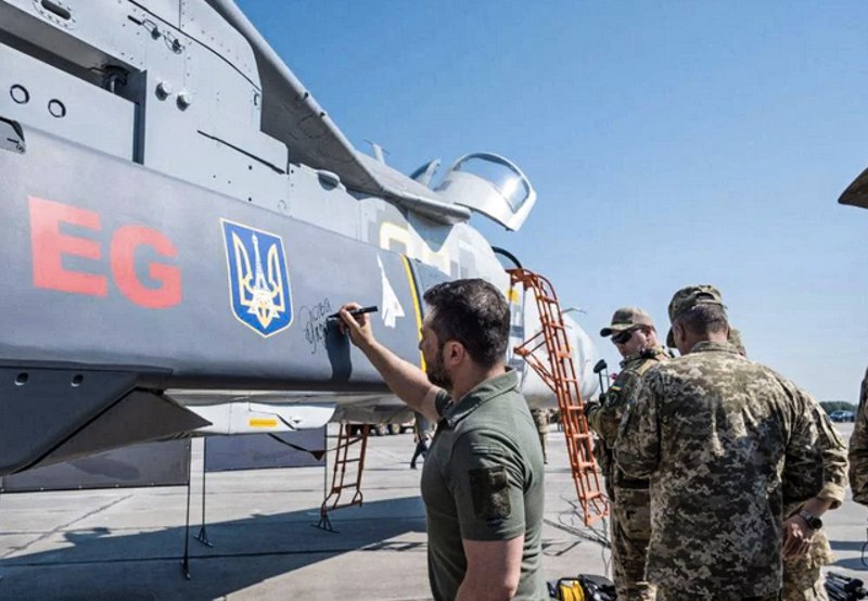 President Zelenskyy signs a SCALP missile supplied by France