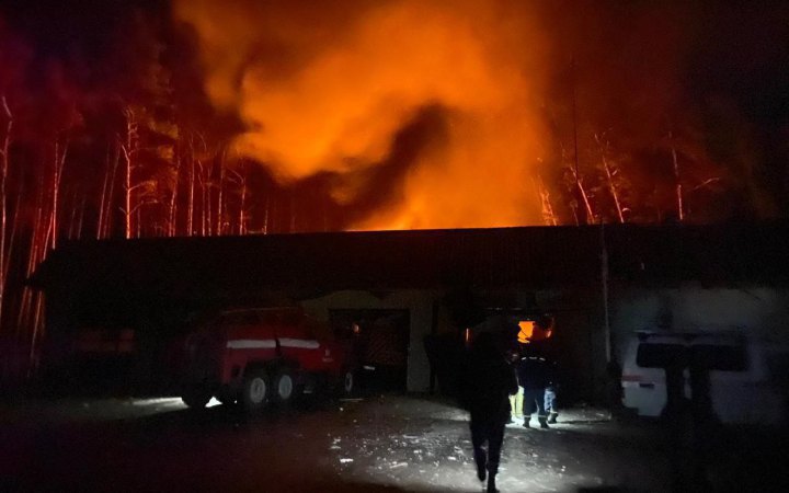 At night, Russians hit State Emergency Service unit in Svyatohirsk, kill rescuer