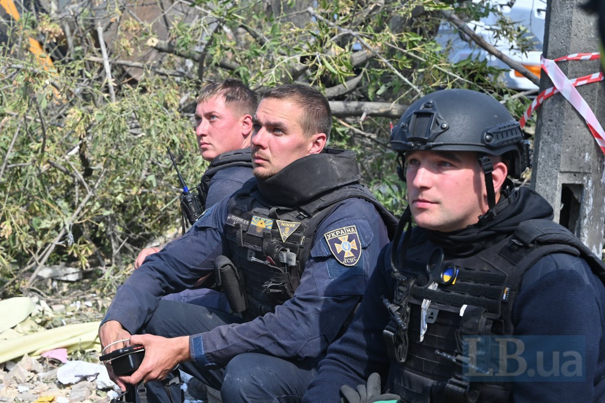 At the site of the strike on a five-story building in the Darnytskyy district of Kyiv.