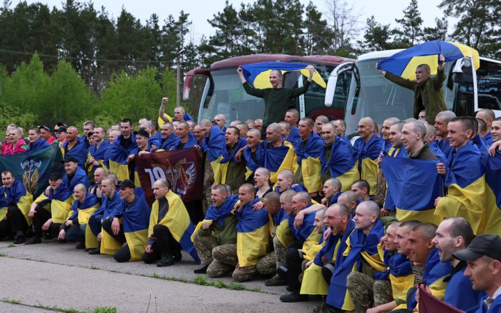 Another 205 Ukrainian defenders return from Russian captivity