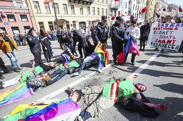 LGBT event in St Petersburg seeking to draw attention to extrajudicial persecution of Chechens suspected of
homosexualism, 1 May 2017