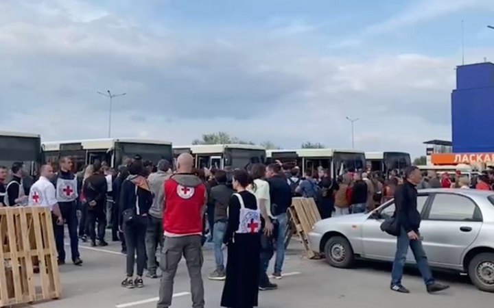 Columns with evacuees from Azovstal arrive in Zaporizhzhia