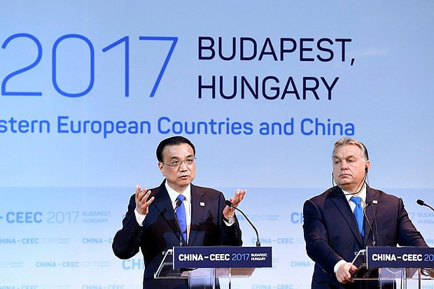 Chinese Prime Minister Li Keqiang and his Hungarian counterpart Viktor Orban at the Budapest summit on 27 November 2017