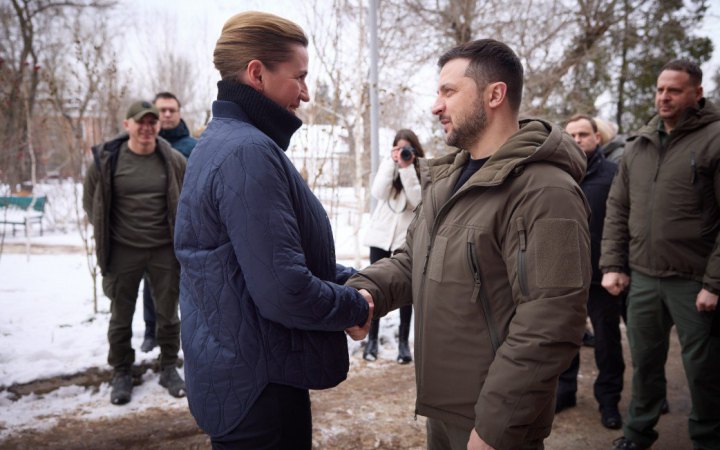 Zelenskyy, Danish Prime Minister visit Ukrainian soldiers in Mykolayiv hospital