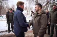 Zelenskyy, Danish Prime Minister visit Ukrainian soldiers in Mykolayiv hospital
