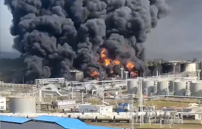 A large-scale fire at an oil refinery in Novoshakhtynsk, Rostov Region, after an attack by a Ukrainian drone.