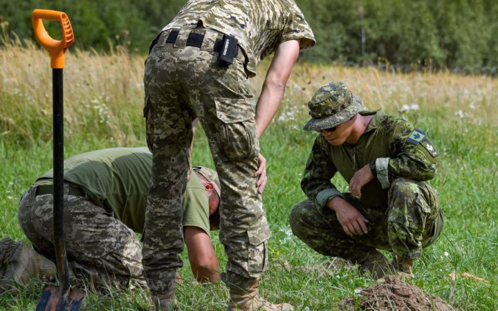 Canadian instructors train sappers of the Armed Forces of Ukraine as part of Operation UNIFIER.