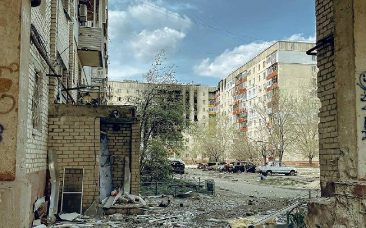 Up to 15,000 residents remain in bomb shelters in Severodonetsk.