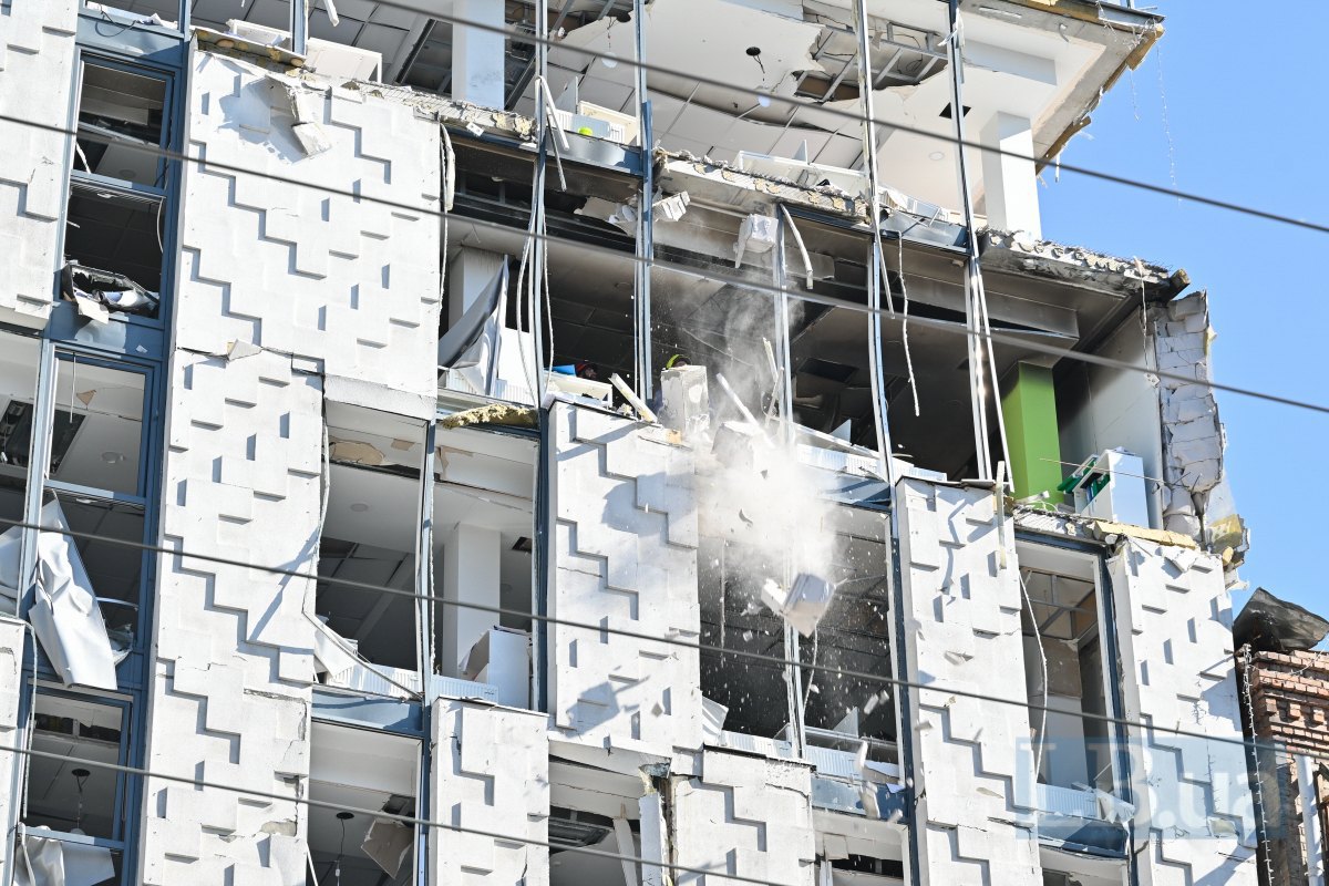 The aftermath of the Russian strike in the Shevchenkivskyy district.