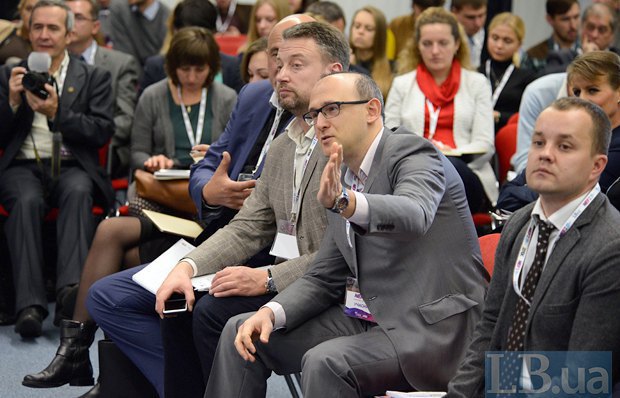 (Right to left) DTEK press secretary Anton Kovalyshyn, the supervisory board chairman at the Institute of Energy
Strategies, Yuriy Korolchuk, and the director of energy programmes at the Centre of Global Economy and International Relations, Valentyn Zemlyanskyy