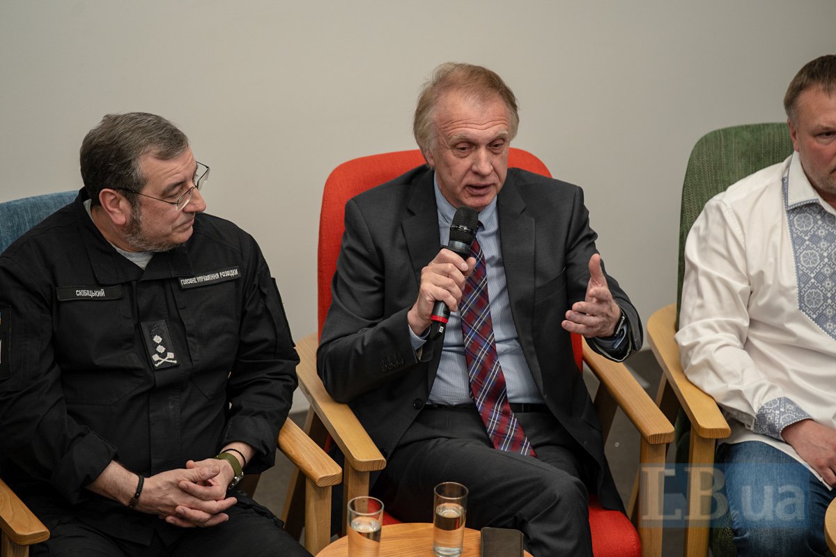 Volodymyr Ohryzko, Director of the ‘Centre for Russian Studies’ and Minister for Foreign Affairs from 2007 to 2009 (centre)