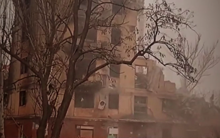 Russians take down houses in central Mariupol