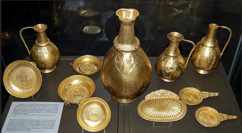 Jewels from the Pereshchepin treasure in the Hermitage. (This is the richest treasure found in Eastern Europe, it was found in 1912 near the village of Mala Pereshchepina, Poltava Region, Novosanzhar district)