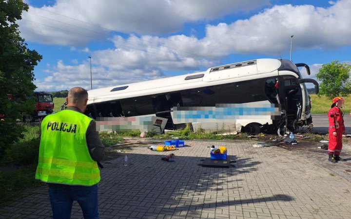 Bus with Ukrainians overturns in Poland, 14 people injured, including children