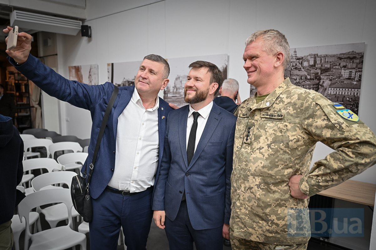 Minister of Labour and Social Policy of Ukraine Denys Ulyutin (centre) and former Minister of Agrarian Policy and Food of Ukraine, Ukrainian Armed Forces serviceman Ihor Shvayka (right)
