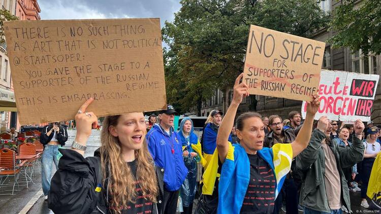 Protests in Berlin against Netrebko