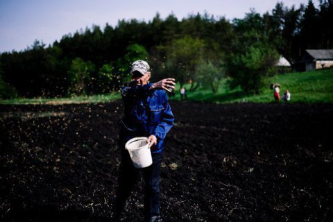 Ukrainian parliament extends ban on farmland sale