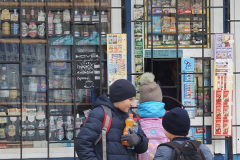 Antimonopoly committee tells Kyiv to lift ban on sale of alcohol in kiosks