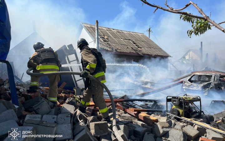 Russians attack Nikopol: fire broke out in residential sector