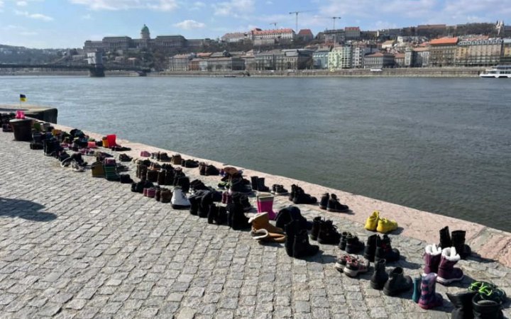 In Budapest, next to memorial "Shoes on the Danube Bank" people paid tribute to those killed in Mariupol