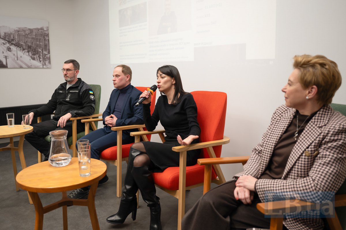 Yevheniy Yerin, a representative of the press service of the DIU, Yaroslav Yurchyshyn, head of the Verkhovna Rada Committee on Freedom of Speech, adviser to acting head of the SBU Olena Semykina, and Oksana Sokolova, the head of the <i>Facts of the Week</i> programme, during a discussion